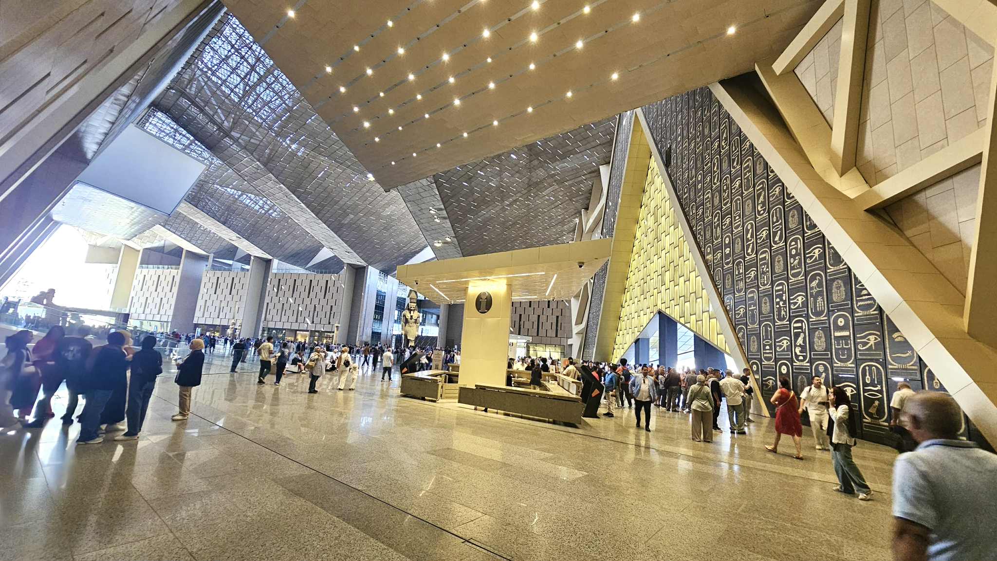Innenansicht Großes Ägyptisches Museum Kairo Hieroglyphen Wand