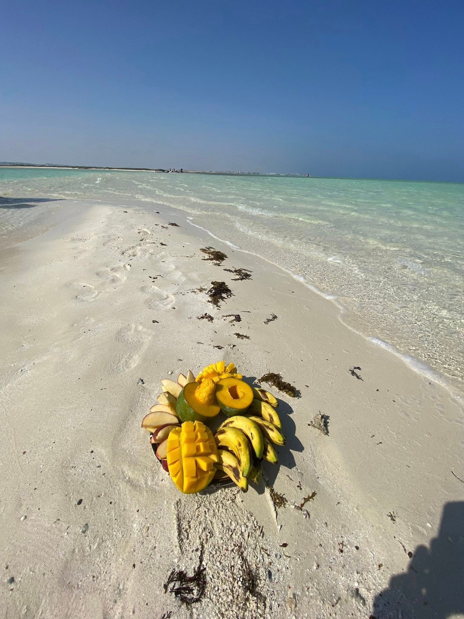 Frisches Obst am Strand der weißen Sandinsel bei Hurghada