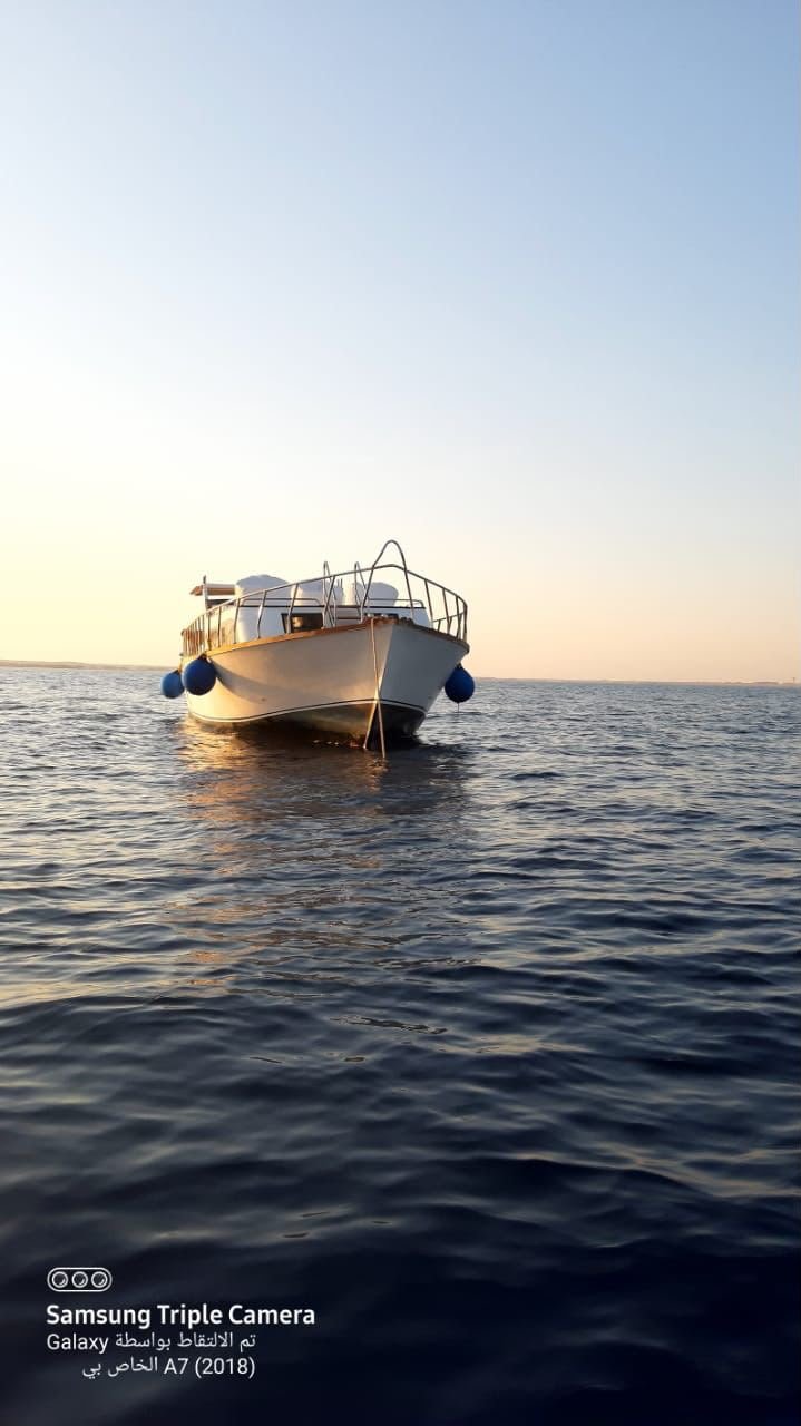 Ausflugsboot auf dem Roten Meer bei Sonnenuntergang Hurghada