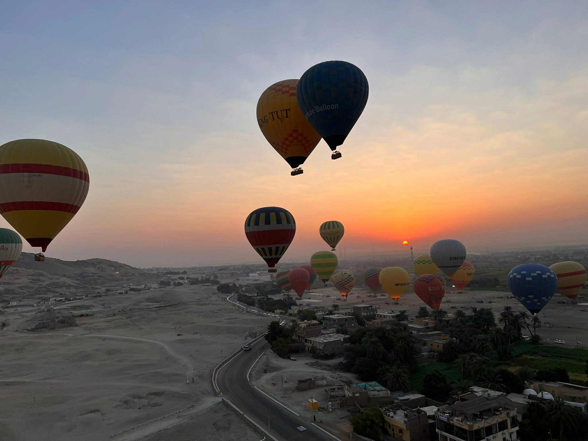 Touristen gehen durch beleuchteten Gang im Tal der Könige Luxor – Luxor Übernachtung ab Hurghada